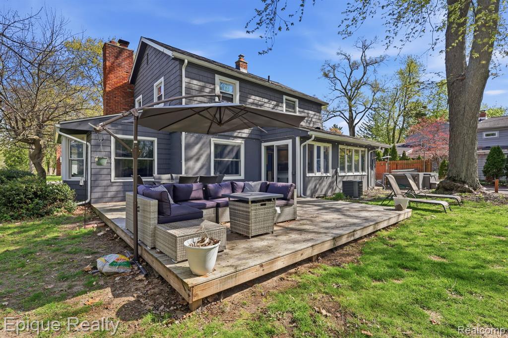 7441 Honeysuckle Road