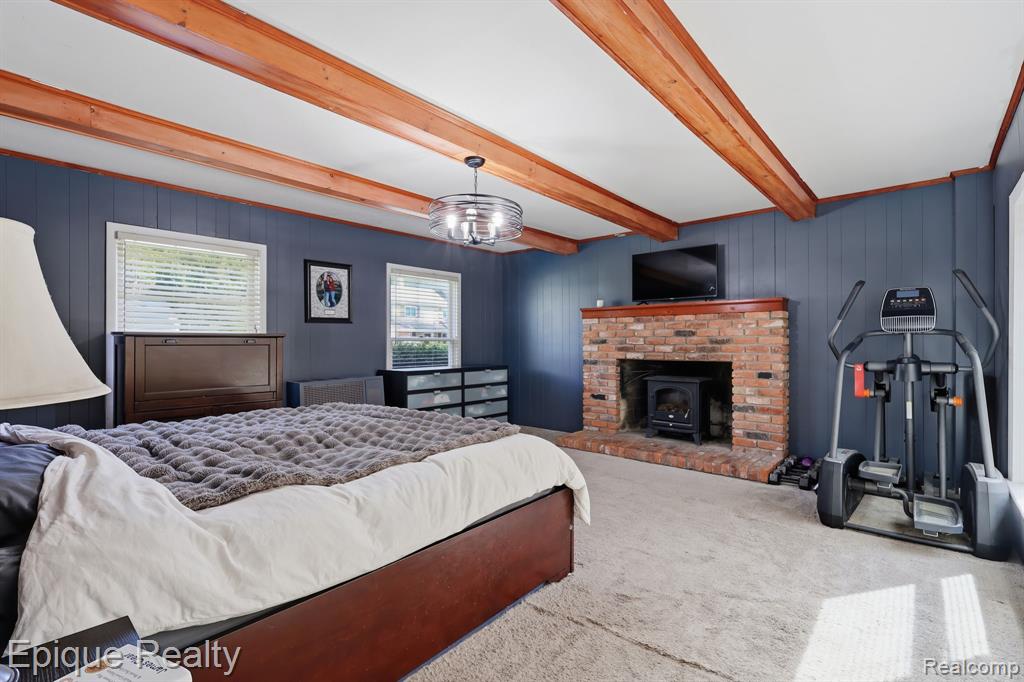 7441 Honeysuckle Road