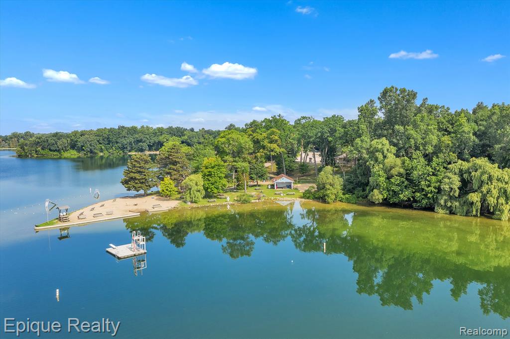 7441 Honeysuckle Road