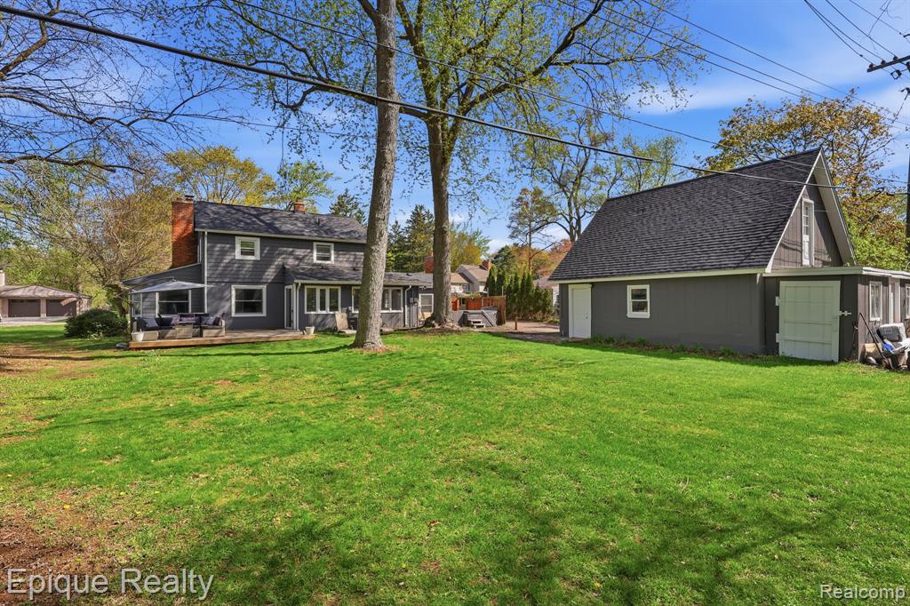 7441 Honeysuckle Road