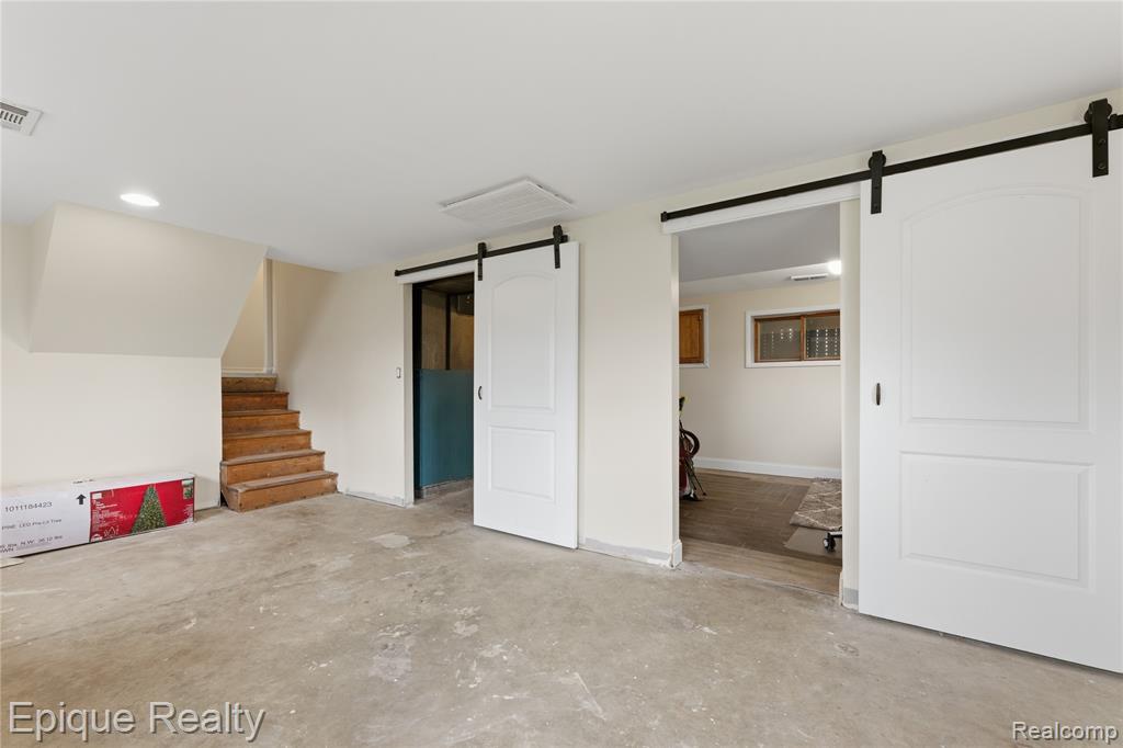 3127 W Woodland Drive