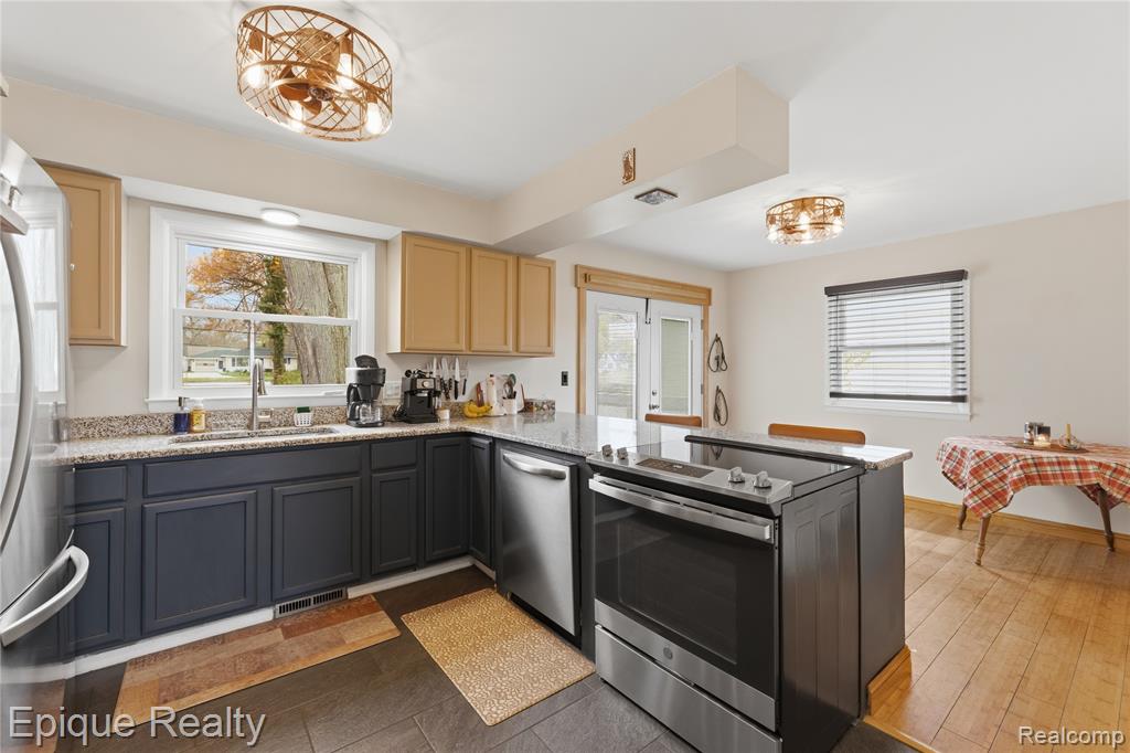 3127 W Woodland Drive