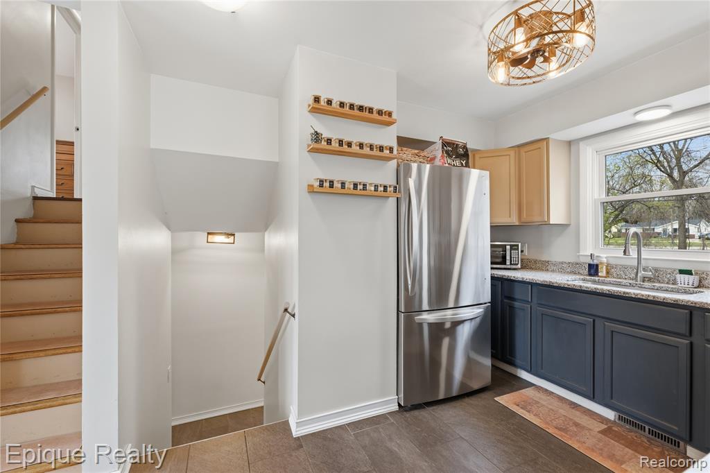 3127 W Woodland Drive