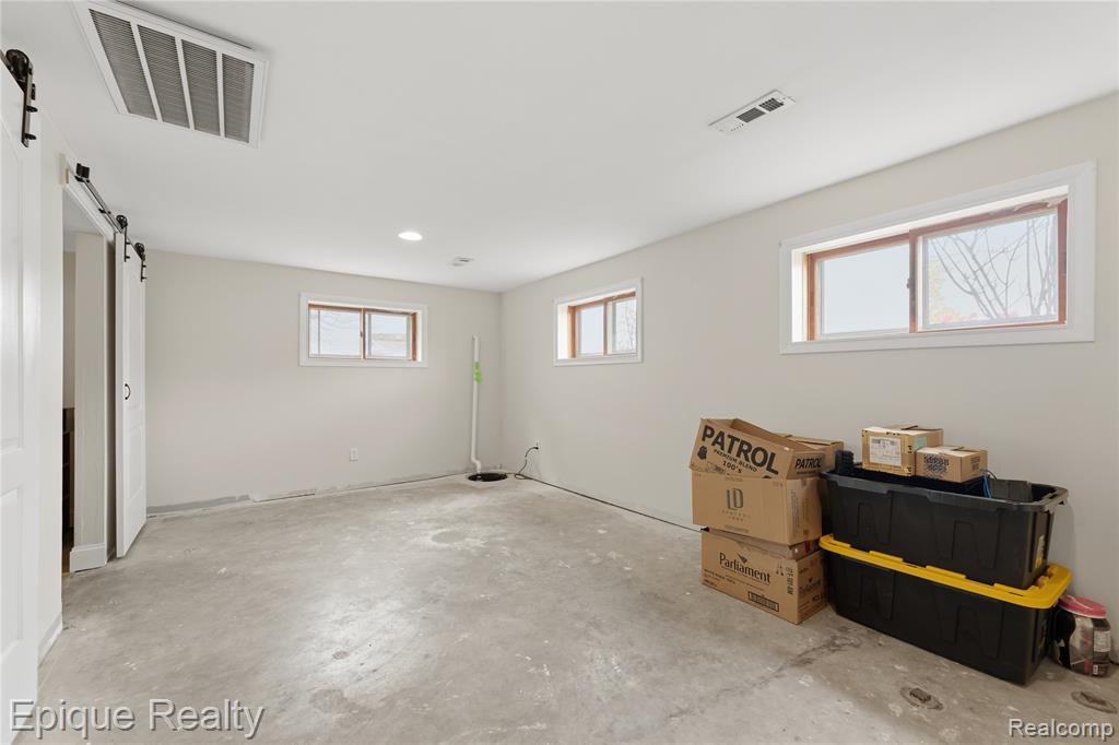 3127 W Woodland Drive