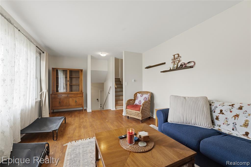 3127 W Woodland Drive