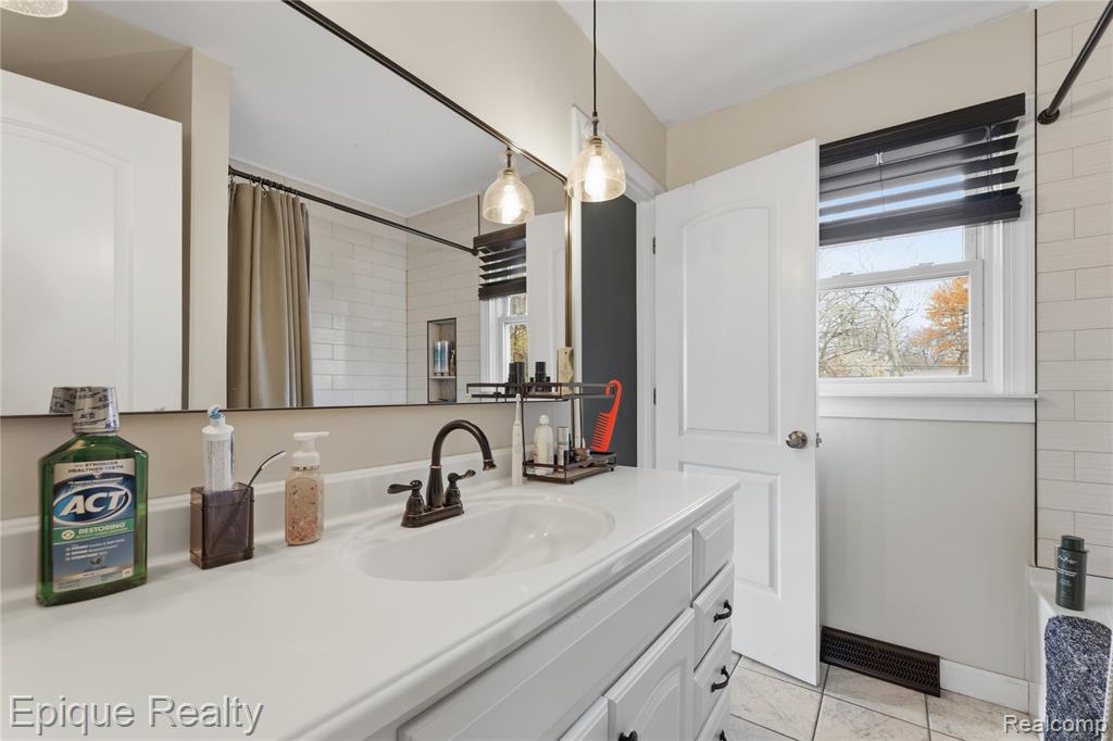 3127 W Woodland Drive