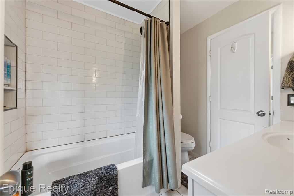 3127 W Woodland Drive