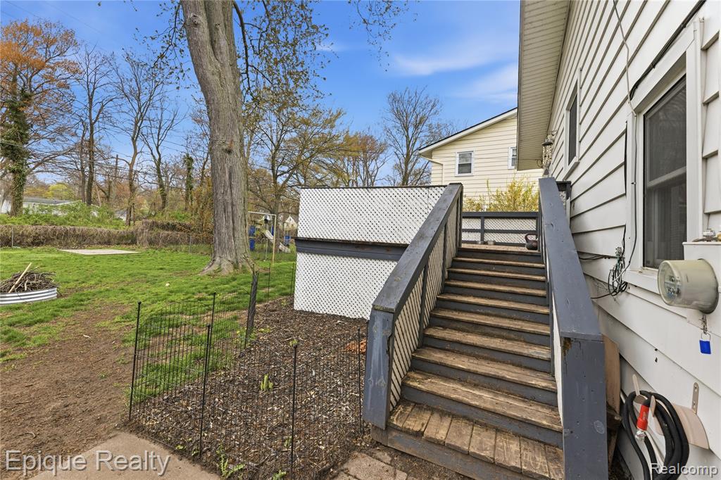3127 W Woodland Drive