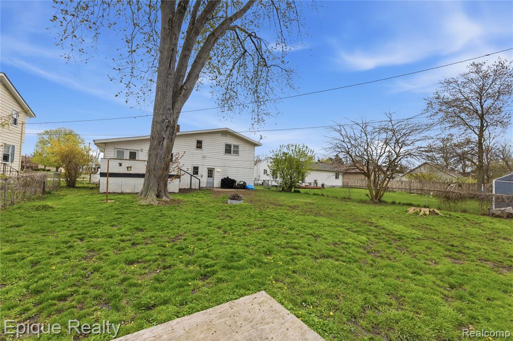 3127 W Woodland Drive