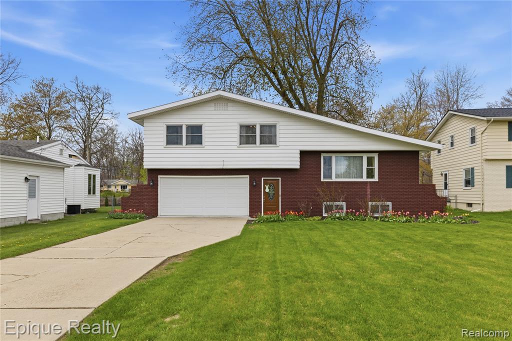 3127 W Woodland Drive