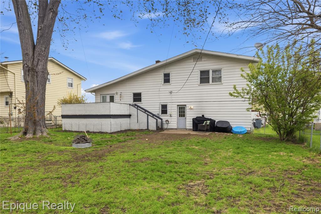 3127 W Woodland Drive