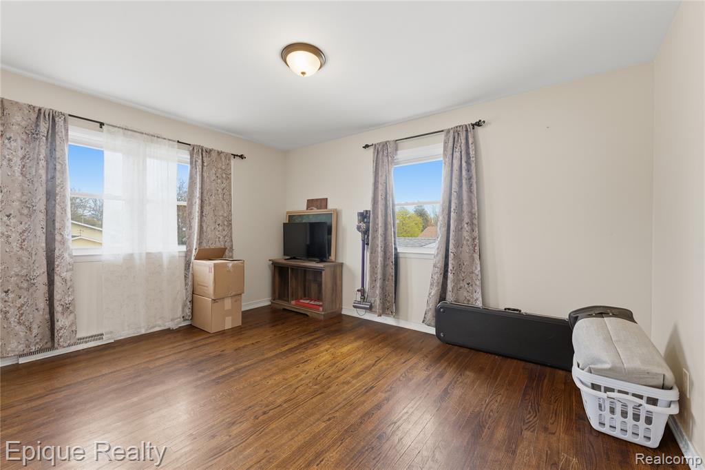 3127 W Woodland Drive