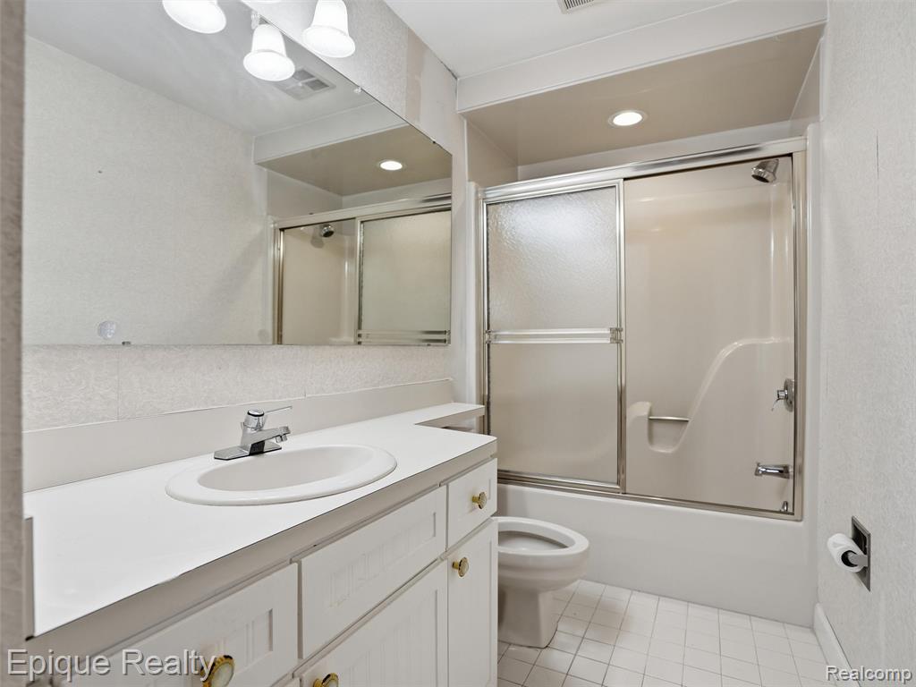 3434 Adams Shore Drive