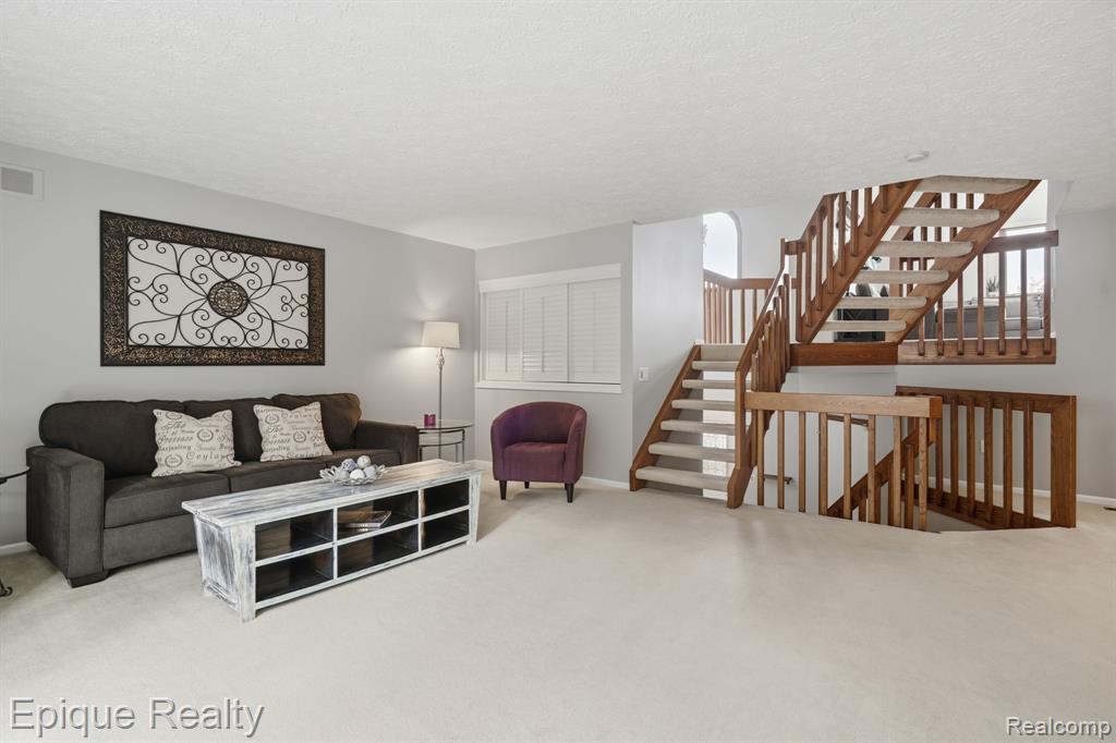 6607 Ridgeview Drive