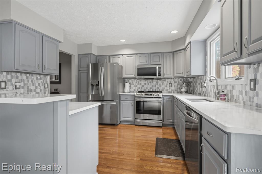 6607 Ridgeview Drive