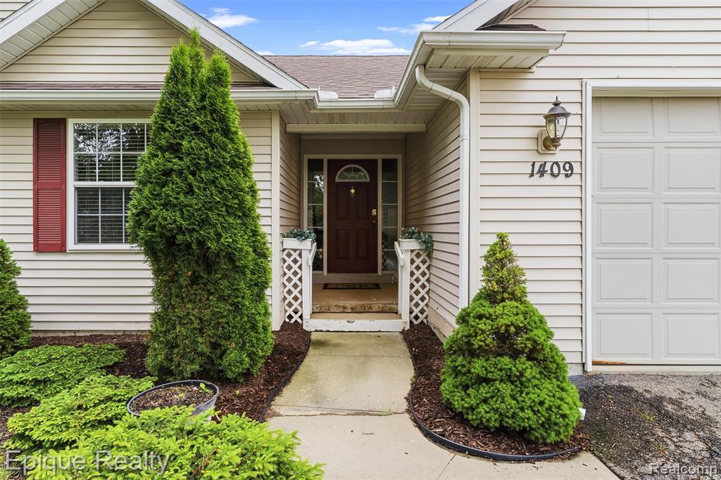 1409 Meadow Green Lane