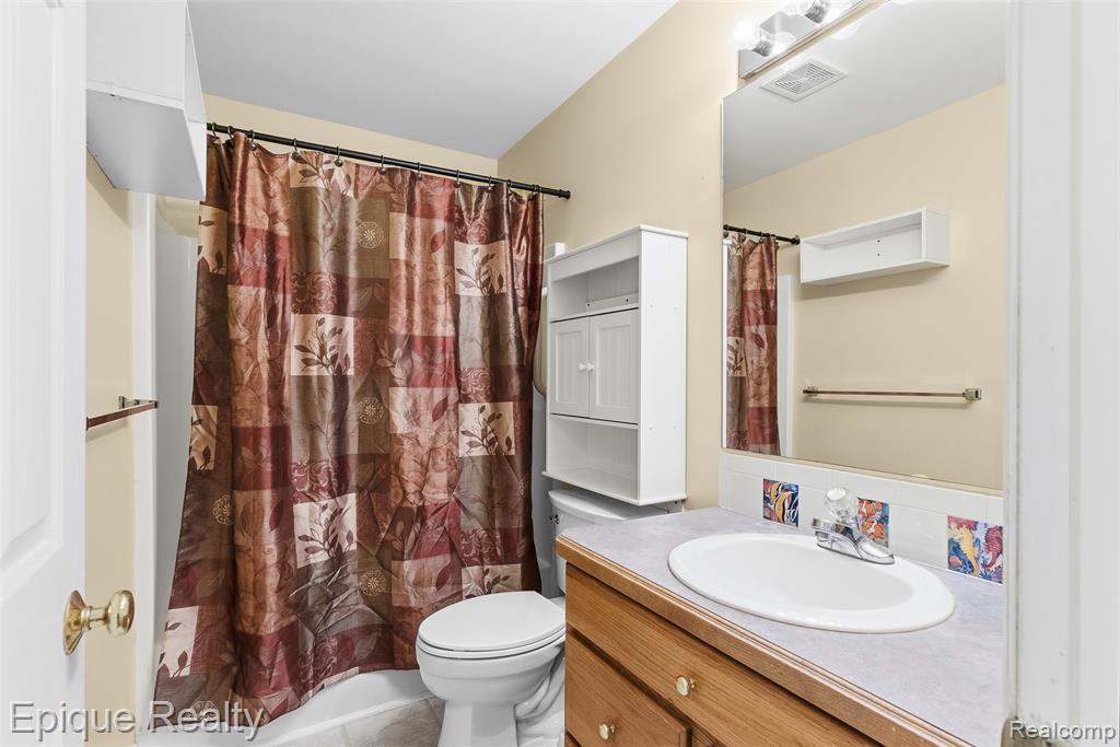 1409 Meadow Green Lane
