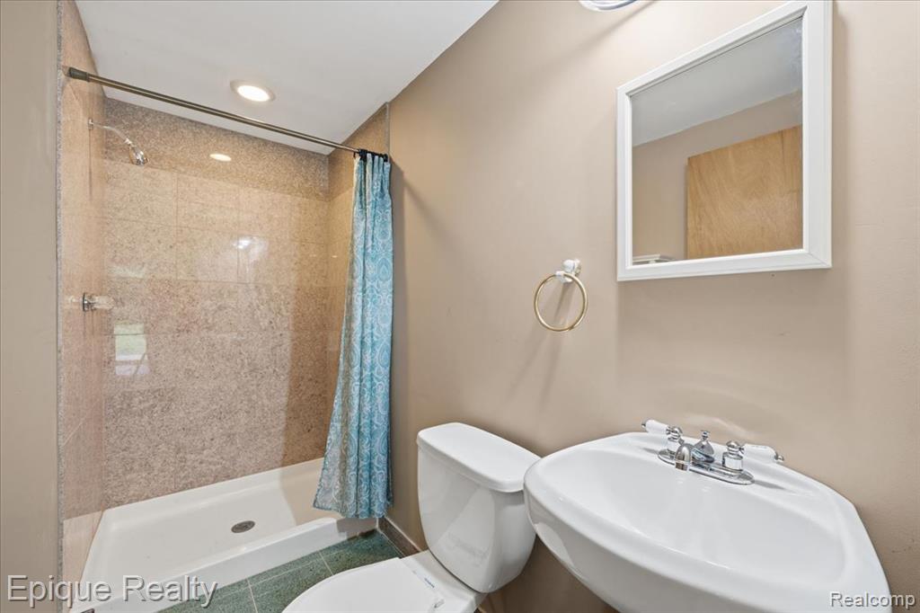 1221 Rhodes Road