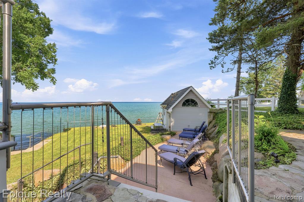 3864 Lakeshore Road