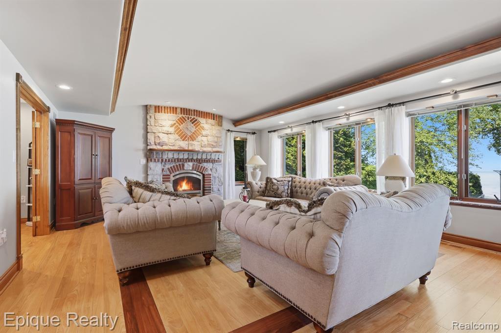 3864 Lakeshore Road