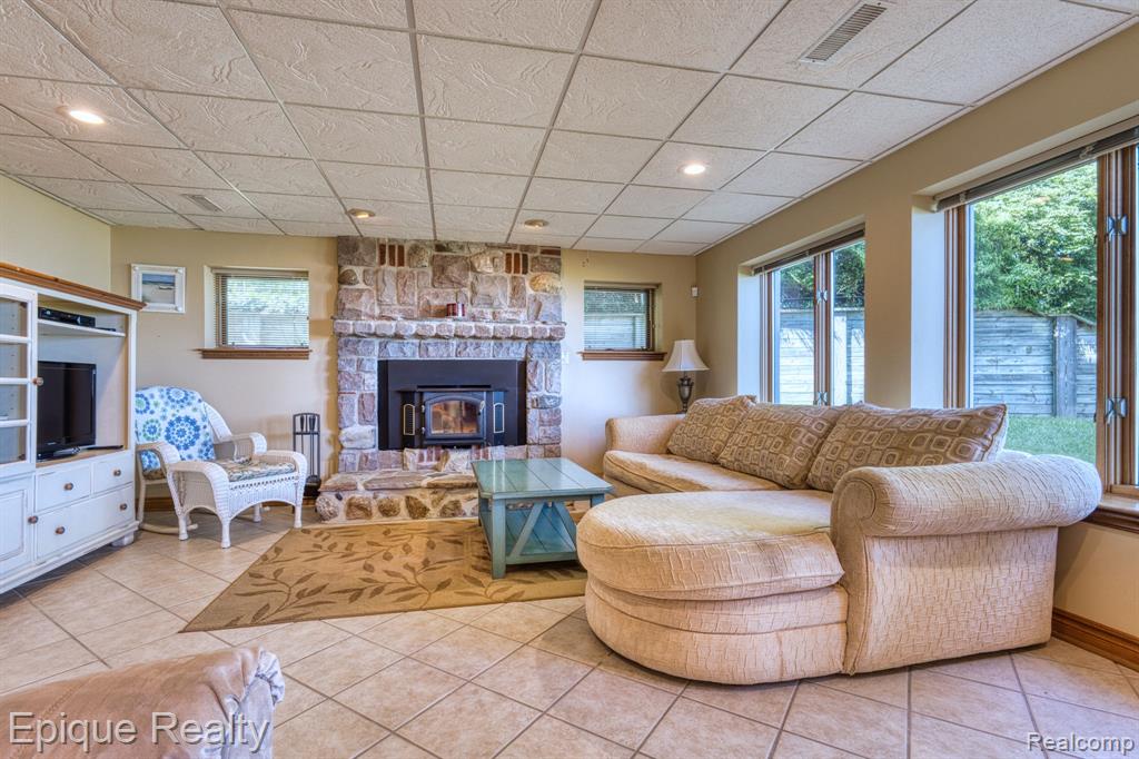 3864 Lakeshore Road