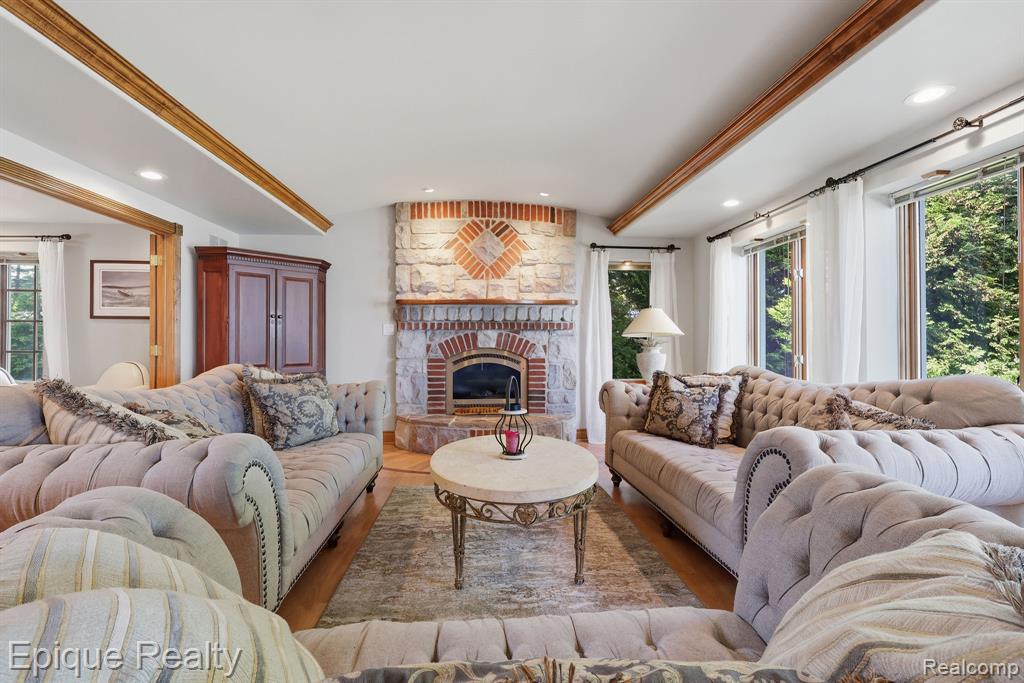 3864 Lakeshore Road