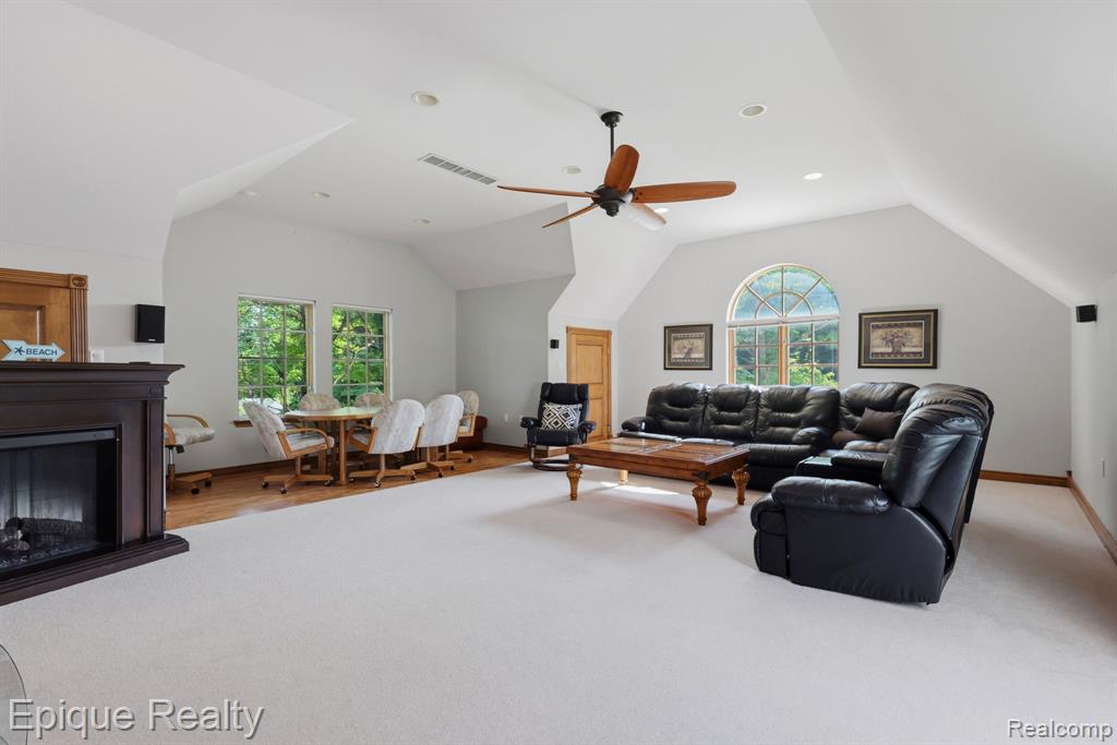 3864 Lakeshore Road