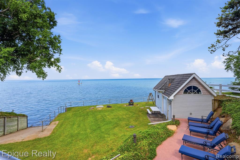 3864 Lakeshore Road