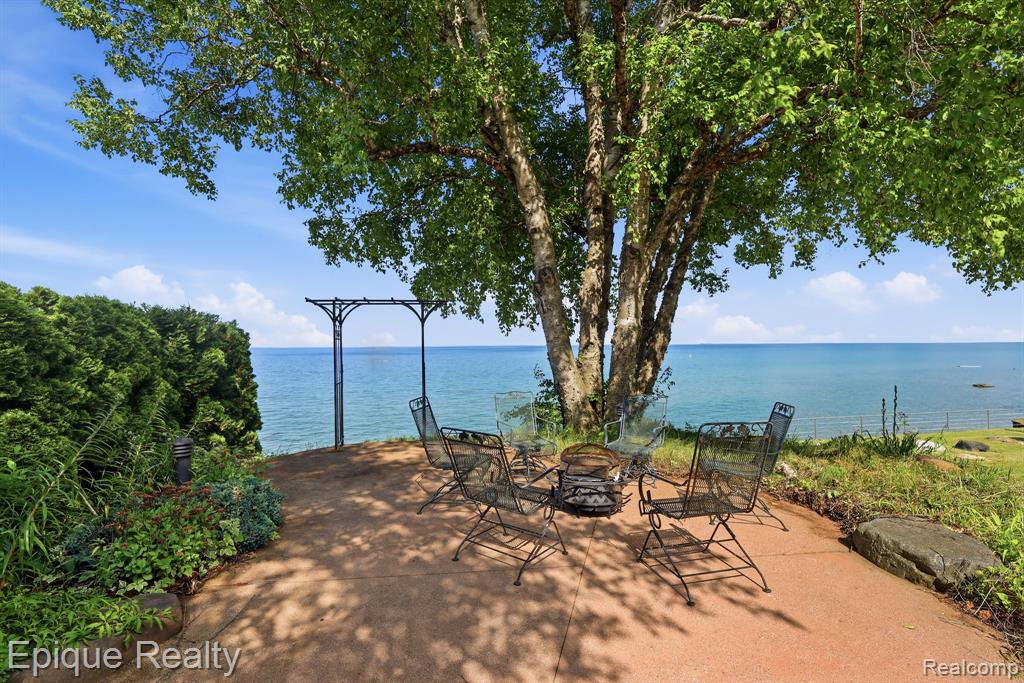 3864 Lakeshore Road