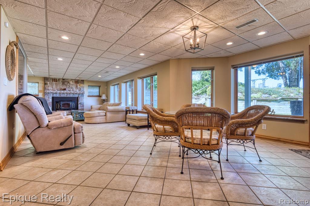 3864 Lakeshore Road
