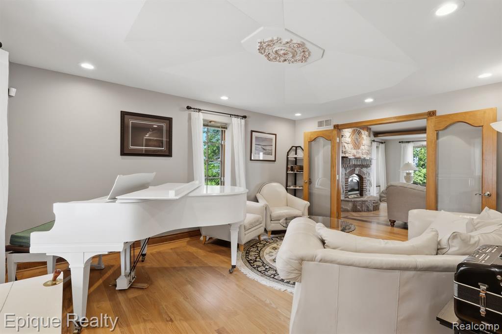3864 Lakeshore Road