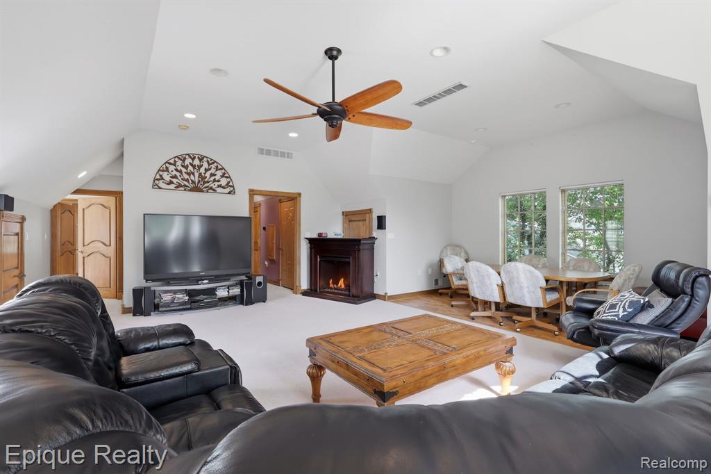 3864 Lakeshore Road