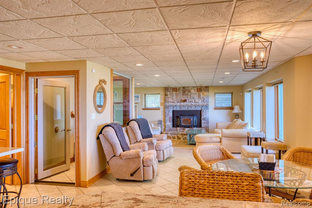 3864 Lakeshore Road