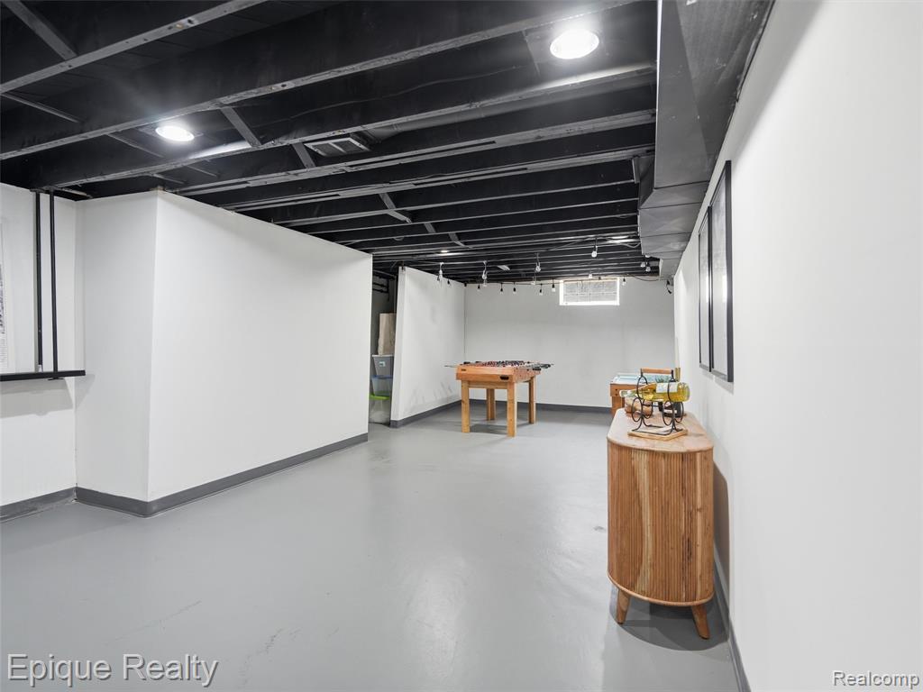 1114 W 13 Mile Road