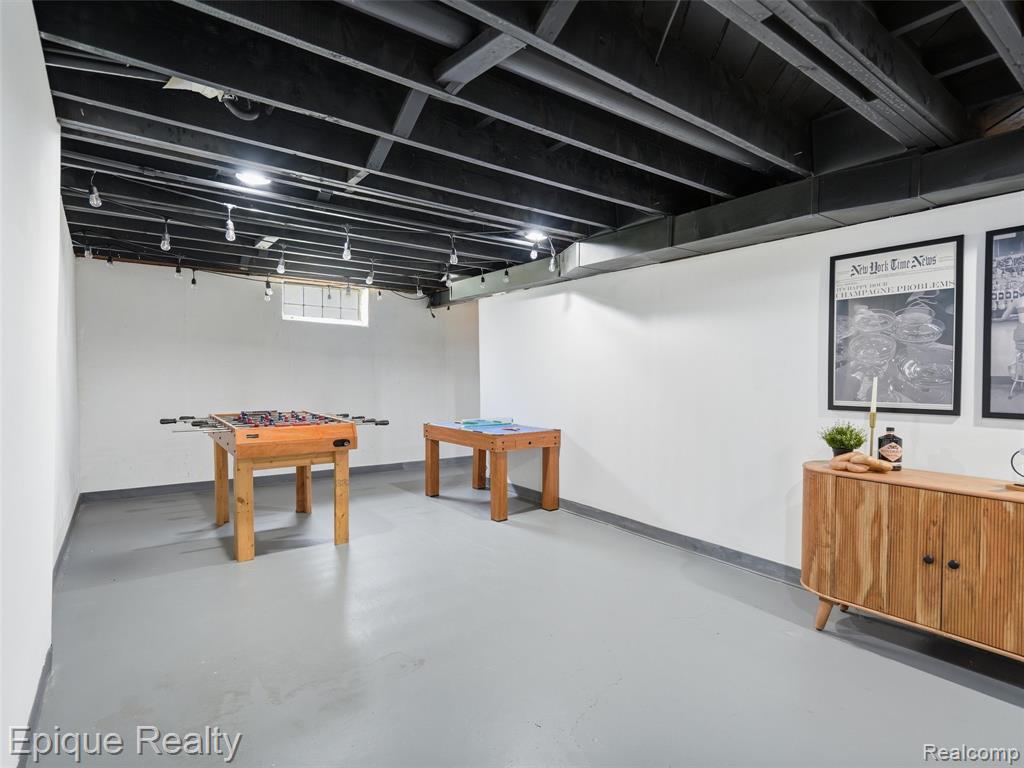 1114 W 13 Mile Road