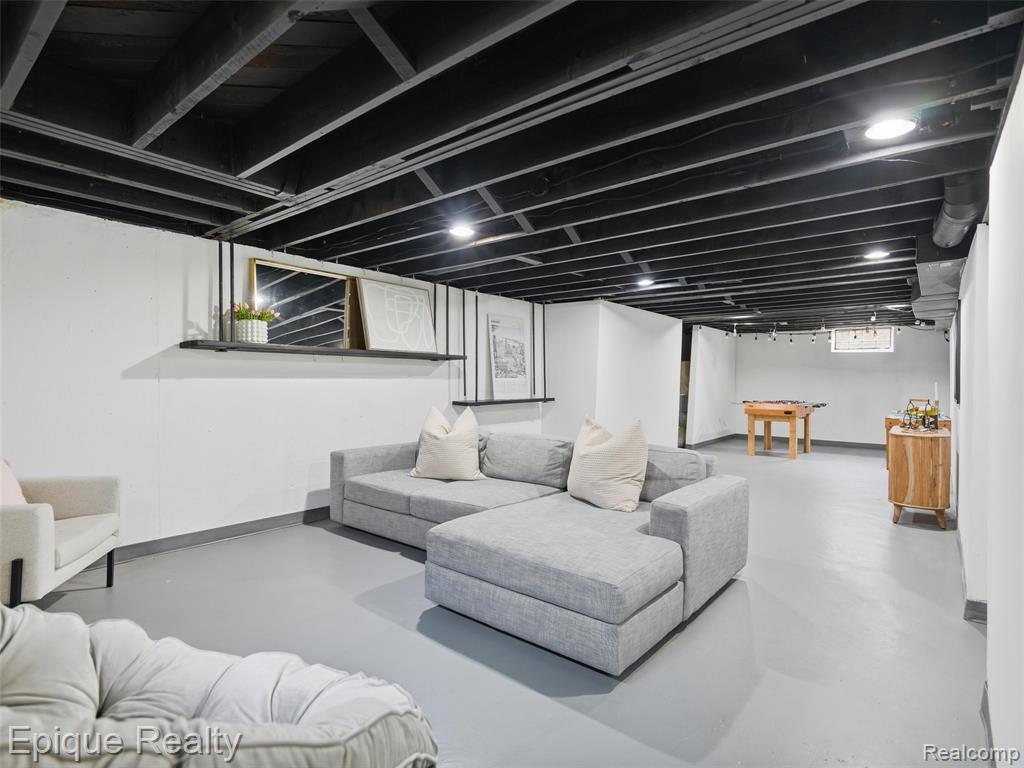 1114 W 13 Mile Road