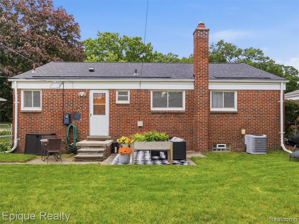 1114 W 13 Mile Road