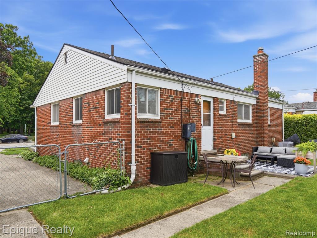 1114 W 13 Mile Road