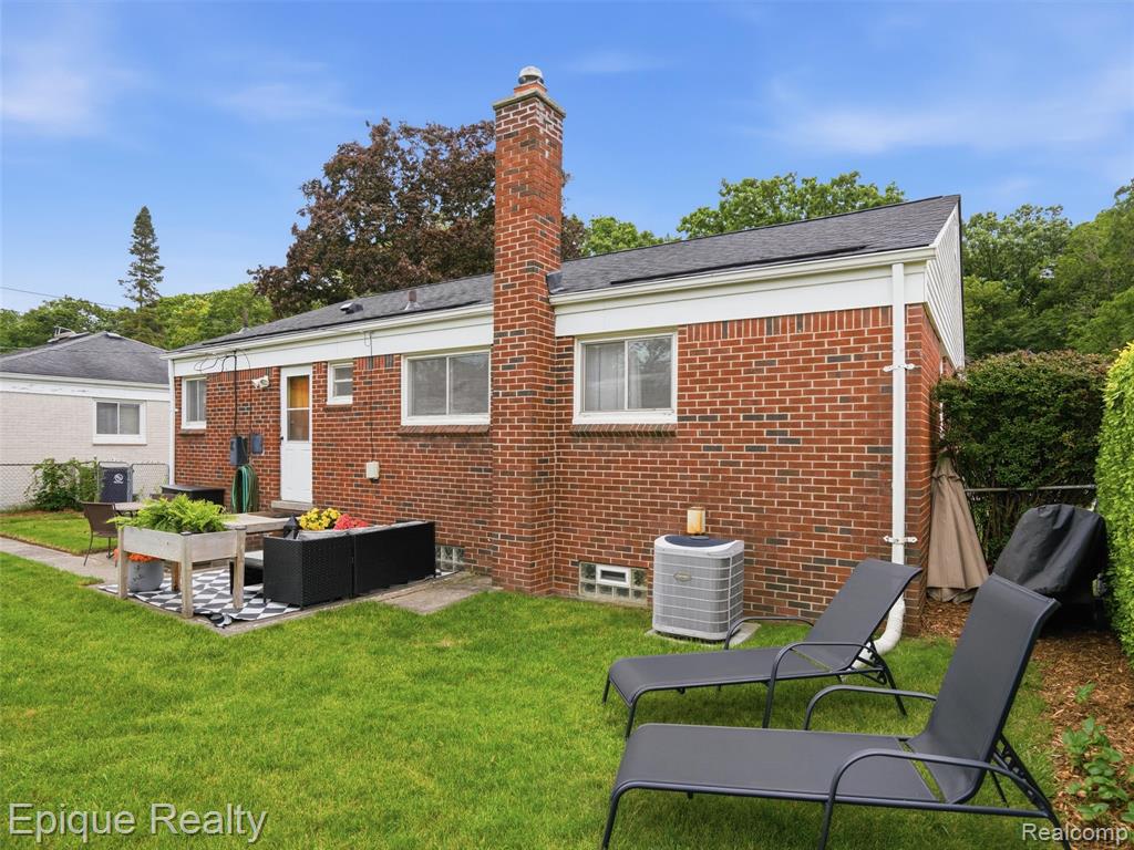 1114 W 13 Mile Road