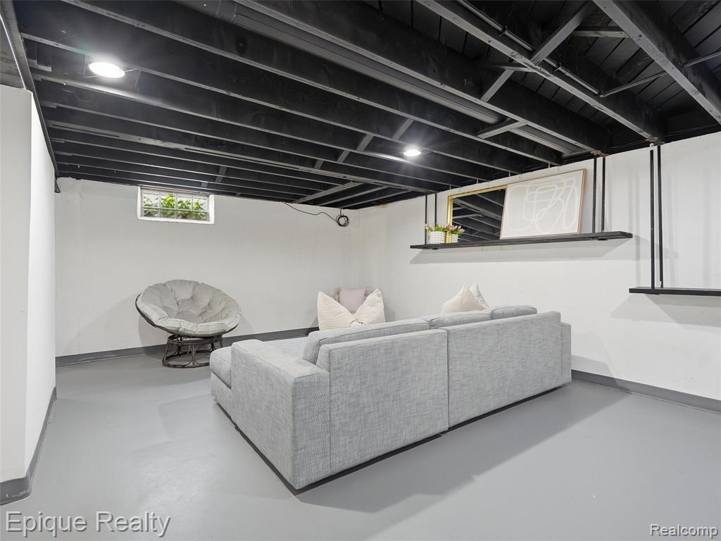 1114 W 13 Mile Road
