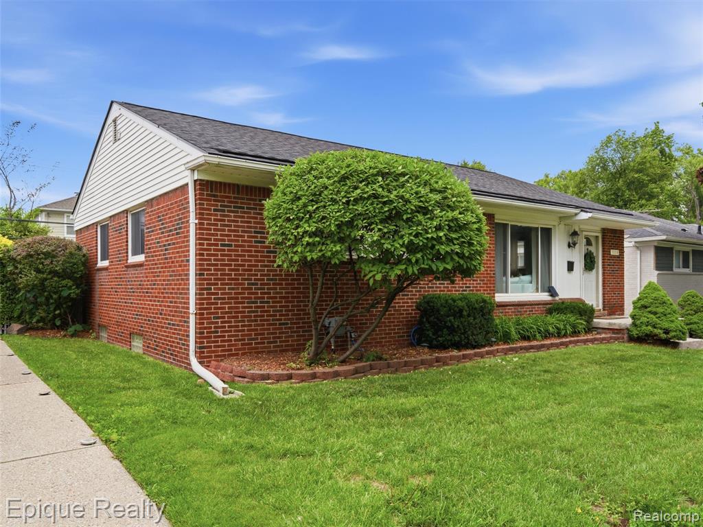 1114 W 13 Mile Road