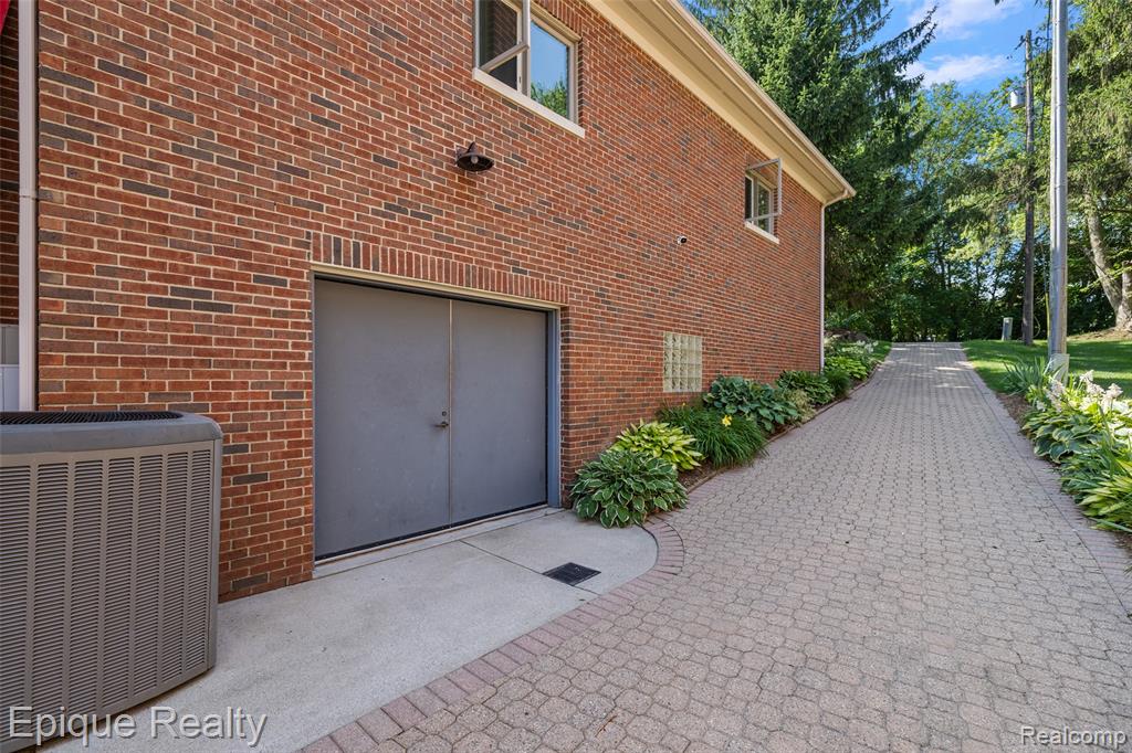 565 Shady Oaks Street