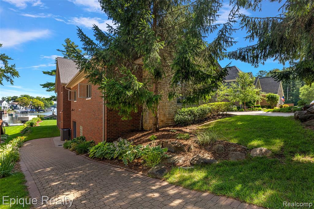 565 Shady Oaks Street