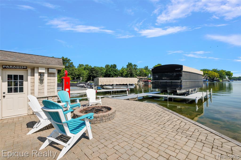 565 Shady Oaks Street