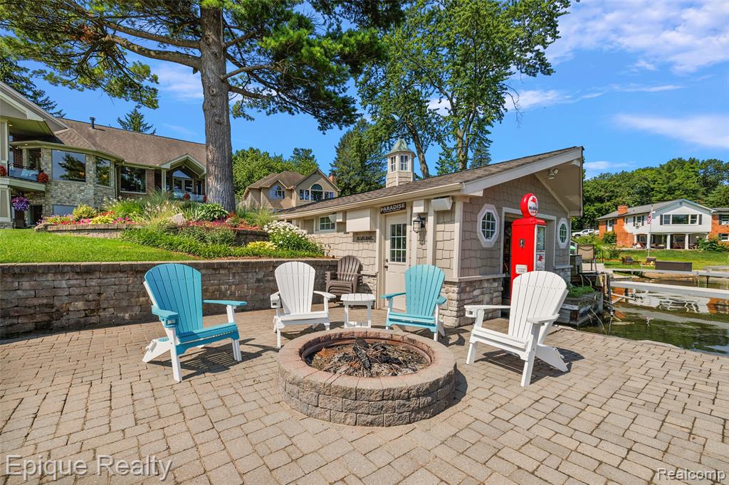 565 Shady Oaks Street