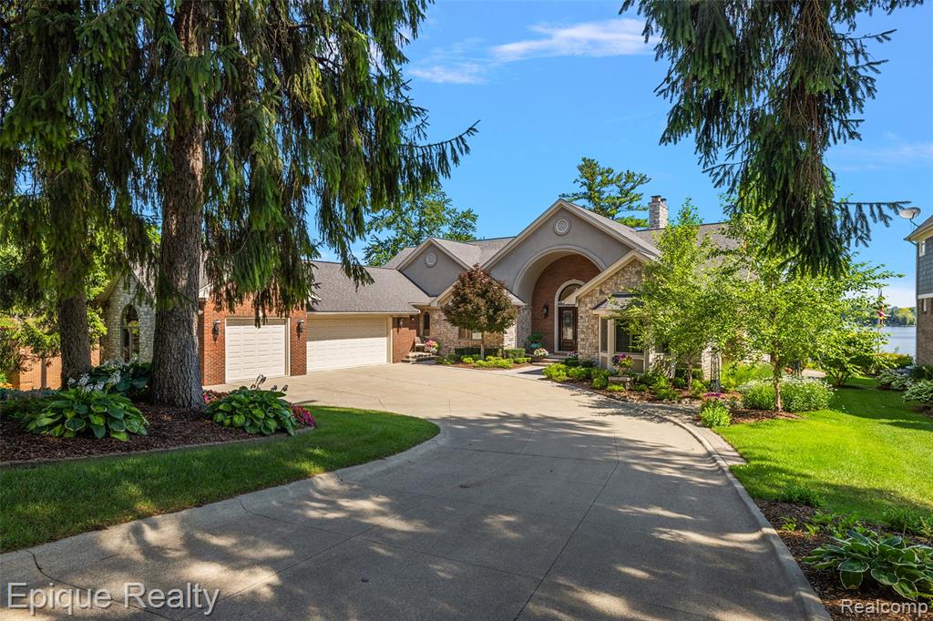 565 Shady Oaks Street
