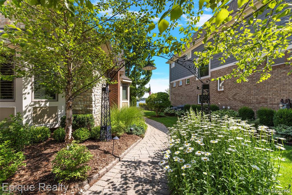 565 Shady Oaks Street