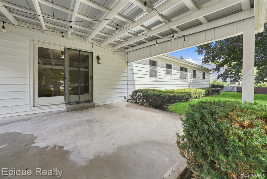 2083 Holly Tree Drive