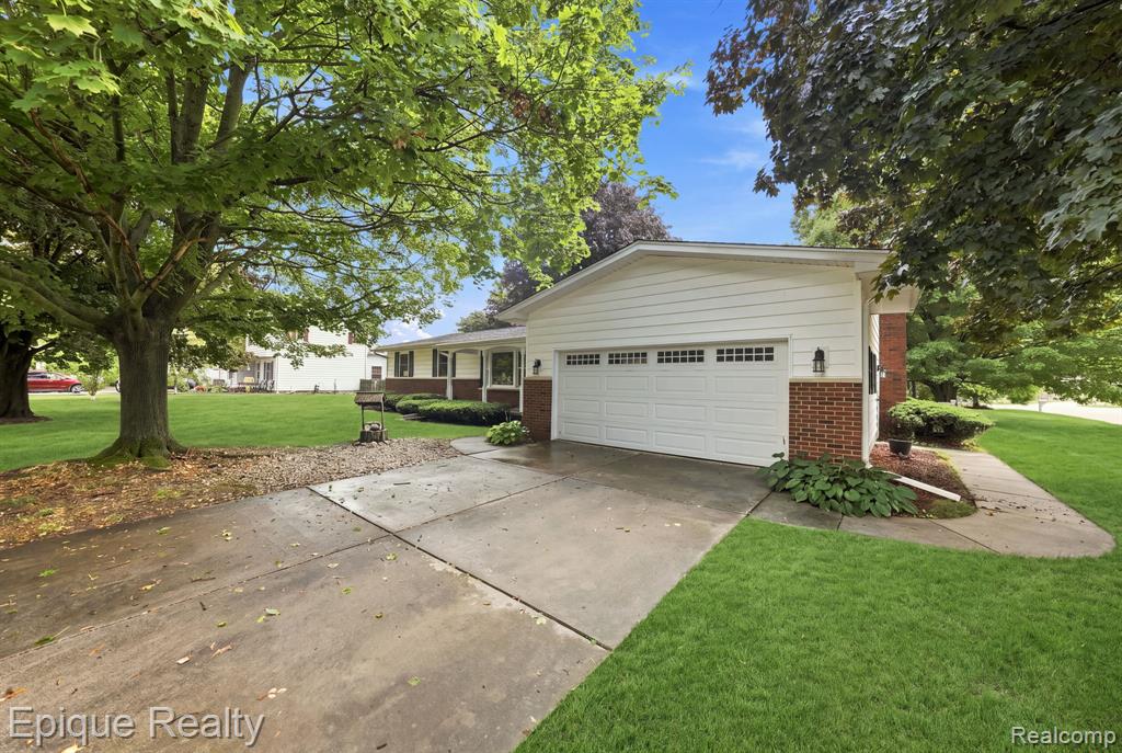 2083 Holly Tree Drive