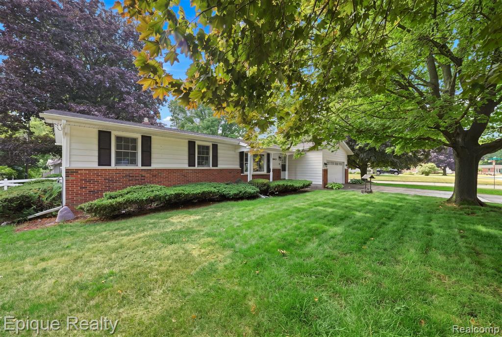 2083 Holly Tree Drive